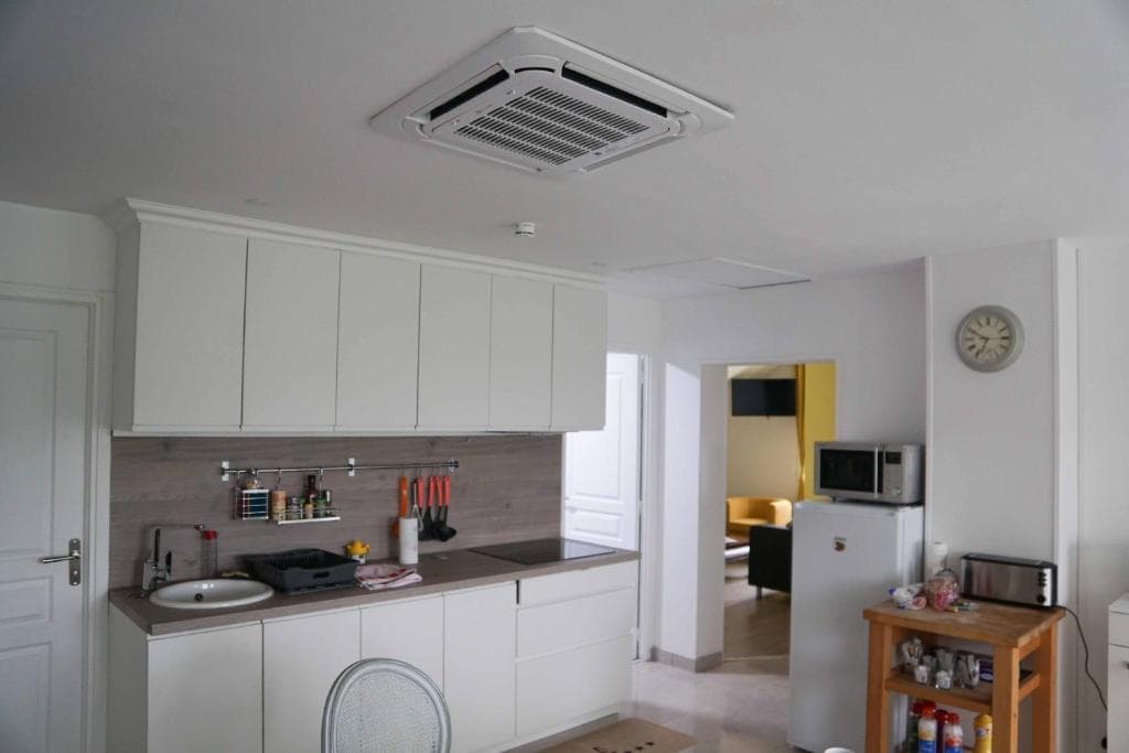 Cuisine équipée avec plaque induction, micro-ondes et climatisation cassette