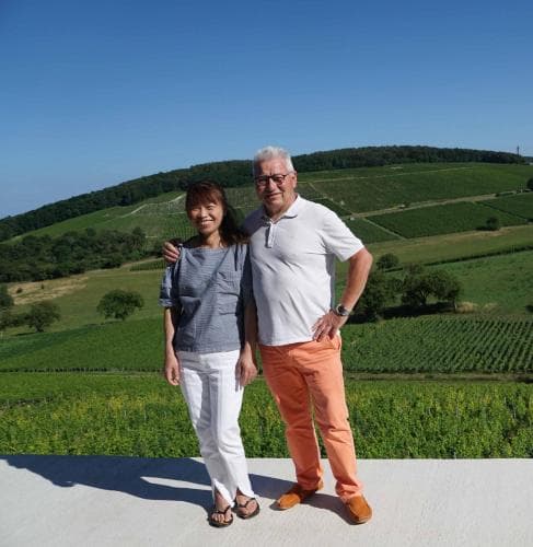 Jean-Rémy et son épouse, vos hôtes, devant les coteaux du vignoble de Sancerre