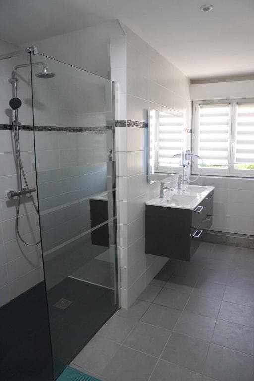 Salle d'eau avec grande douche à l'italienne et meuble vasque