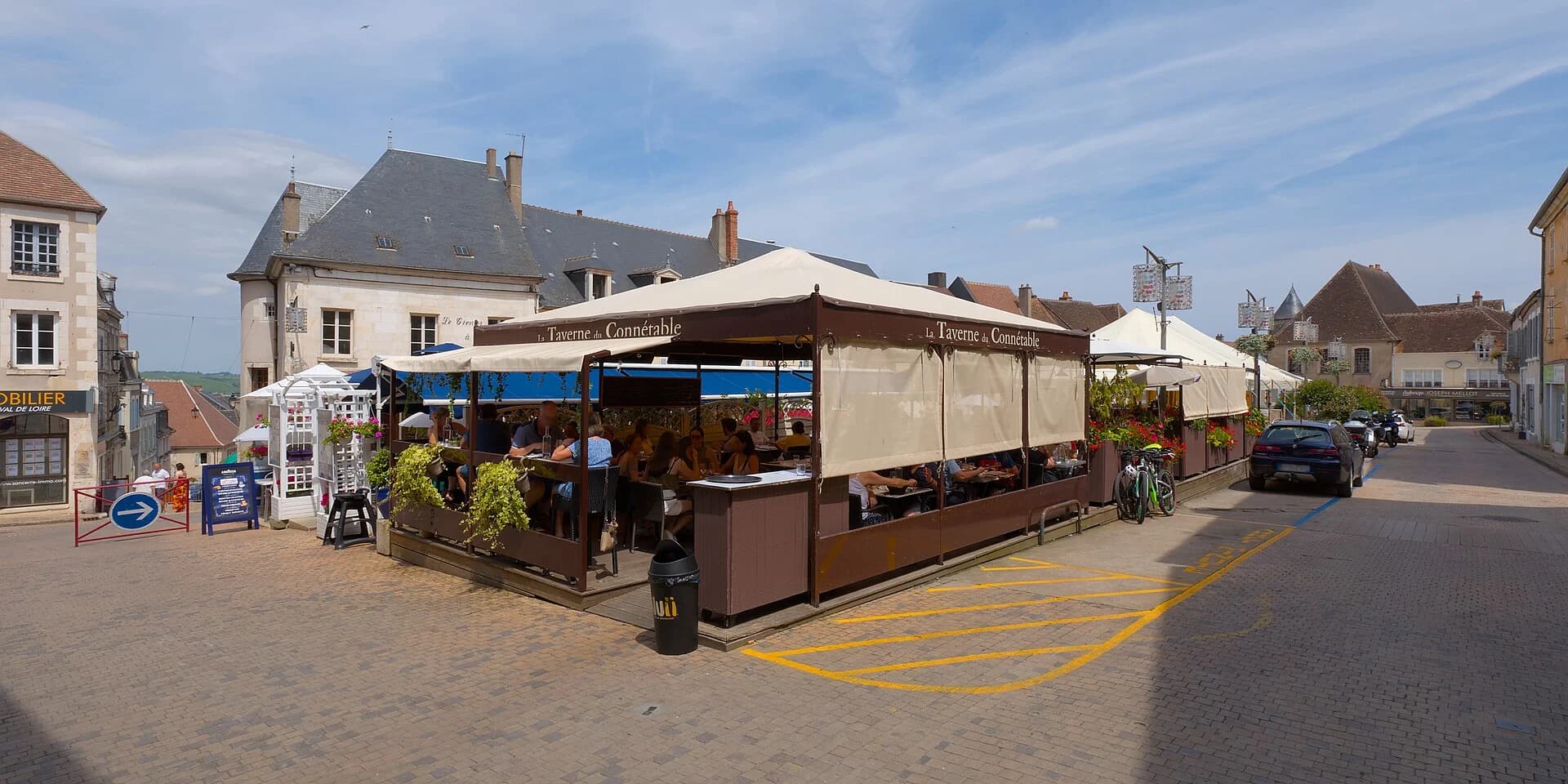 La Taverne du Connétable et sa terrasse sur la Nouvelle Place à Sancerre